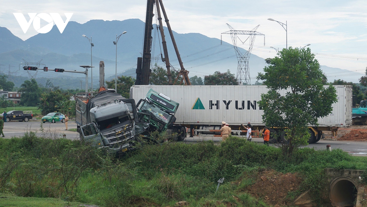 Xe đầu kéo va chạm với xe tải trên tuyến tránh Nam Hải Vân, 1 người bị thương